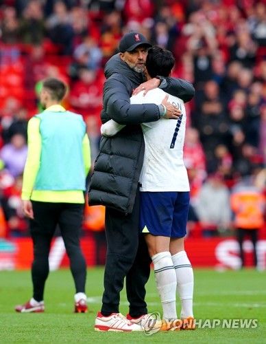 세계적인 명장 위르겐 클롭 감독이 또다시 손흥민(LAFC)을 영입할 기회를 놓친 걸 아쉬워했다. 클롭 감독은 29일(한국시간) 독일 'RTL 스포츠' 유튜브 채널에 출연했고 인터뷰 막판에 지도자 생활 동안 직접 지도해보고 싶었지만, 끝내 훈련시키지 못했던 선수가 있었는지에 대한 질문을 받자 망설임 없이 손흥민을 거론했다. 그는 보루시아 도르트문트 재임 시절 함부르크에서 뛰던 손흥민을 영입할 기회를 놓쳤는데 당시 손흥민은 더 많은 출전시간을 위해 도르트문트 대신 바이엘 레버쿠젠으로 향했다. 연합뉴스