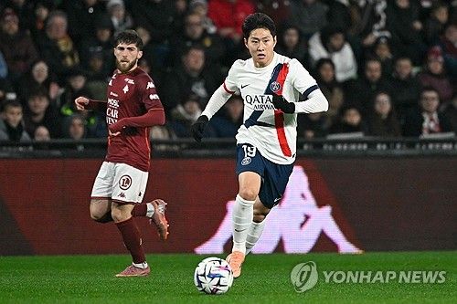 스페인 매체 카데나 세르는 30일(한국시간) 아틀레티코 마드리드가 고려한 이강인(PSG)은 현재로서는 영입이 불가능한 상황이라고 보도했다. 대한민국 국가대표 이강인은 1월 겨울 이적시장이 열린 후 스페인 라리가 명문 아틀레티코 마드리드의 러브콜을 받았지만 파리 생제르맹(PSG)의 거부로 스페인 복귀가 불발될 전망이다. 매체에 따르면 이강인 본인이 라리가 복귀를 원하고 있음에도 불구하고, PSG가 이강인의 이적을 단호히 거부 중이다. 연합뉴스