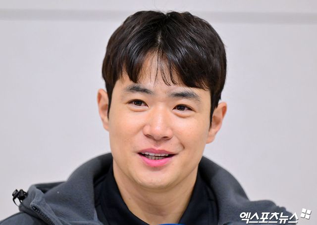 2026시즌 스프링캠프 1차 훈련 나서는 SSG 선발대가 19일 오전 인천국제공항을 통해 미국 플로리다로 출국했다. 출국 전 인터뷰하는 김재환. 엑스포츠뉴스 DB