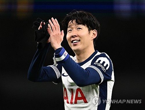세계적인 명장 위르겐 클롭 감독이 또다시 손흥민(LAFC)을 영입할 기회를 놓친 걸 아쉬워했다. 클롭 감독은 29일(한국시간) 독일 'RTL 스포츠' 유튜브 채널에 출연했고 인터뷰 막판에 지도자 생활 동안 직접 지도해보고 싶었지만, 끝내 훈련시키지 못했던 선수가 있었는지에 대한 질문을 받자 망설임 없이 손흥민을 거론했다. 그는 보루시아 도르트문트 재임 시절 함부르크에서 뛰던 손흥민을 영입할 기회를 놓쳤는데 당시 손흥민은 더 많은 출전시간을 위해 도르트문트 대신 바이엘 레버쿠젠으로 향했다. 연합뉴스