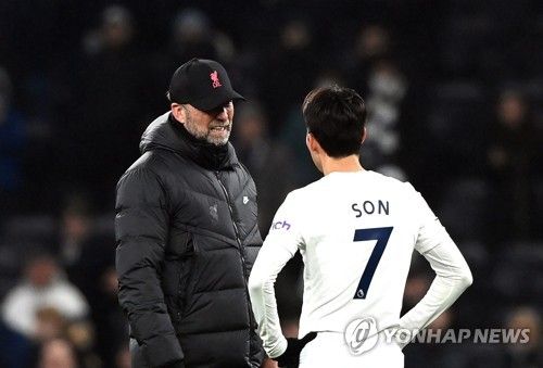 세계적인 명장 위르겐 클롭 감독이 또다시 손흥민(LAFC)을 영입할 기회를 놓친 걸 아쉬워했다. 클롭 감독은 29일(한국시간) 독일 'RTL 스포츠' 유튜브 채널에 출연했고 인터뷰 막판에 지도자 생활 동안 직접 지도해보고 싶었지만, 끝내 훈련시키지 못했던 선수가 있었는지에 대한 질문을 받자 망설임 없이 손흥민을 거론했다. 그는 보루시아 도르트문트 재임 시절 함부르크에서 뛰던 손흥민을 영입할 기회를 놓쳤는데 당시 손흥민은 더 많은 출전시간을 위해 도르트문트 대신 바이엘 레버쿠젠으로 향했다. 연합뉴스