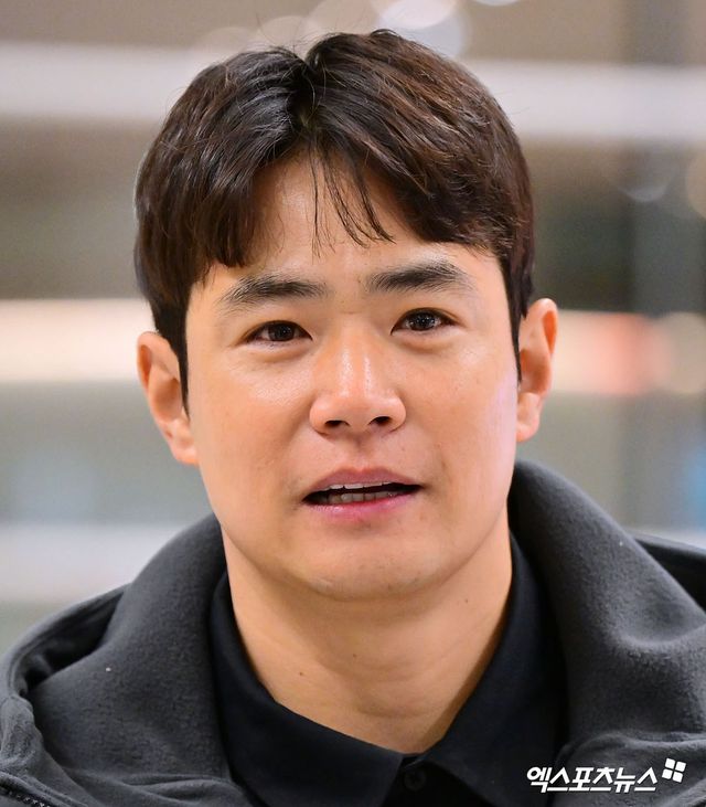 2026시즌 스프링캠프 1차 훈련 나서는 SSG 선발대가 19일 오전 인천국제공항을 통해 미국 플로리다로 출국했다. 출국 전 인터뷰하는 김재환. 엑스포츠뉴스 DB