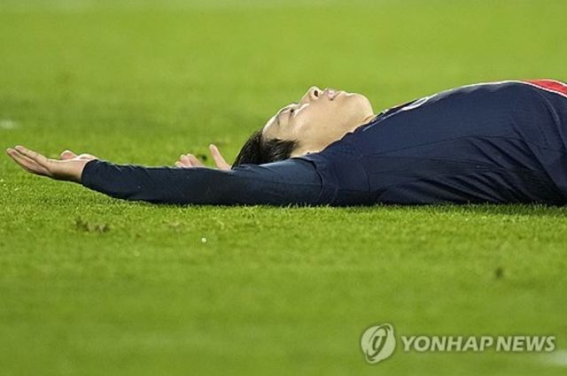 스페인 매체 카데나 세르는 30일(한국시간) 아틀레티코 마드리드가 고려한 이강인(PSG)은 현재로서는 영입이 불가능한 상황이라고 보도했다. 대한민국 국가대표 이강인은 1월 겨울 이적시장이 열린 후 스페인 라리가 명문 아틀레티코 마드리드의 러브콜을 받았지만 파리 생제르맹(PSG)의 거부로 스페인 복귀가 불발될 전망이다. 매체에 따르면 이강인 본인이 라리가 복귀를 원하고 있음에도 불구하고, PSG가 이강인의 이적을 단호히 거부 중이다. 연합뉴스