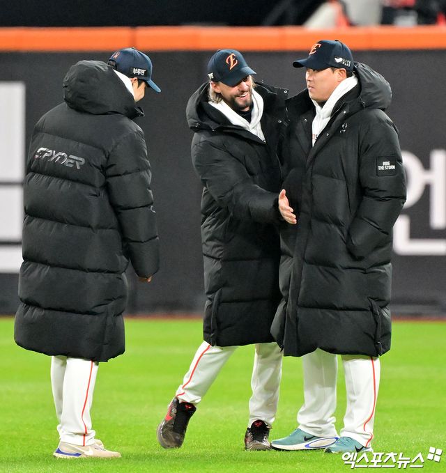 휴스턴 애스트로스 라이언 와이스가 현지 매체 '휴스턴 크로니클'과의 인터뷰에서 자신에게 가장 큰 영향을 준 인물로 한화 이글스 전 동료 류현진의 이름을 언급했다. 와이스는 '류현진을 매일 관찰하며 배운 디테일들이 정말 큰 도움이 됐다. 그는 시속 100마일을 던지는 투수가 아니다. 여러 구종으로, 여러 카운트에서 스트라이크 존을 공략하는 방식이 인상적이었다. 매주 그걸 지켜볼 수 있었던 게 컸다'고 말했다. 엑스포츠뉴스 DB