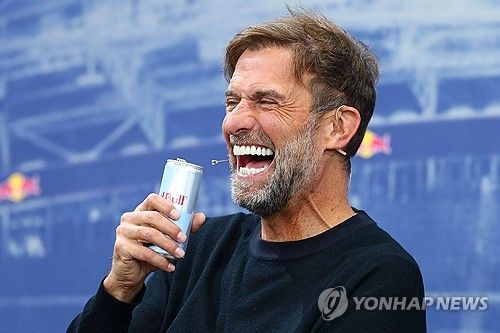 세계적인 명장 위르겐 클롭 감독이 또다시 손흥민(LAFC)을 영입할 기회를 놓친 걸 아쉬워했다. 클롭 감독은 29일(한국시간) 독일 'RTL 스포츠' 유튜브 채널에 출연했고 인터뷰 막판에 지도자 생활 동안 직접 지도해보고 싶었지만, 끝내 훈련시키지 못했던 선수가 있었는지에 대한 질문을 받자 망설임 없이 손흥민을 거론했다. 그는 보루시아 도르트문트 재임 시절 함부르크에서 뛰던 손흥민을 영입할 기회를 놓쳤는데 당시 손흥민은 더 많은 출전시간을 위해 도르트문트 대신 바이엘 레버쿠젠으로 향했다. 연합뉴스