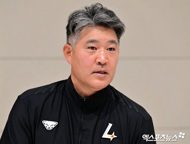 2026시즌 스프링캠프 1차 훈련 나서는 SSG 선발대가 19일 오전 인천국제공항을 통해 미국 플로리다로 출국했다. 출국 전 포즈를 취하는 이숭용 감독. 엑스포츠뉴스 DB