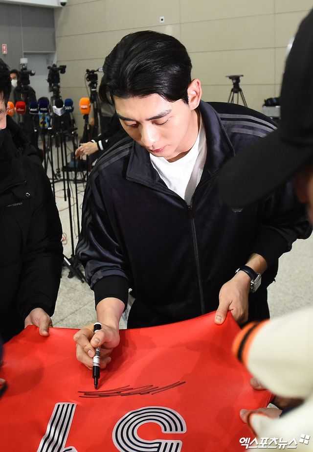 버스터 포지 샌프란시스코 자이언츠 사장이 2026시즌 이정후의 우익수 이동을 공식적으로 인정했다. 메이저리그(MLB) 공식 홈페이지 MLB닷컴은 31일 '샌프란시스코 포지 사장은 새로 영입한 중견수 해리슨 베이더를 기용하기 위해 이정후를 코너 외야로 옮길 계획이라고 밝혔다'고 했다. 샌프란시스코는 최근 외야수 베이더와 2년 2050만 달러(약 296억원) 규모 계약을 체결했다.&nbsp;베이더 영입 소식이 전해짐에 따라 이정후의 2026시즌 포지션 변경 가능성도 함께 언급했다. 그리고 이날 포지 사장이 이정후의 이름을 직접 언급하면서 수비 포지션 이동이 사실상 공식화됐다. 엑스포츠뉴스DB