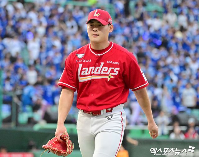 SSG 랜더스가 2026시즌 연봉 계약을 마쳤다. 지난해 주전 포수로 자리 잡은 조형우가 가장 높은 인상률(212.5%)을, 필승조 이로운이 최고 인상액(1억 2600만원)을 기록했다. 더불어 SSG 구단은 '2026시즌 종료 후 FA 자격을 얻는 최지훈과 다년계약을 지속적으로 논의해 나갈 예정'이라고 밝혔다. 엑스포츠뉴스 DB