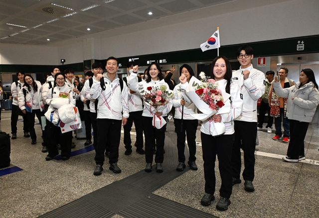2026 밀라노-코르티나담페초 동계 올림픽에 출전하는 대한민국 선수단 본진이 31일(한국시간) 이탈리아 밀라노에 도착해 기념촬영을 진행했다. 사진 대한체육회