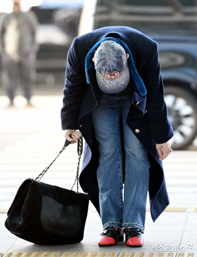 명품가방도 내팽개친 폴더인사