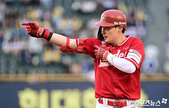 SSG 랜더스가 2026시즌 연봉 계약을 마쳤다. 지난해 주전 포수로 자리 잡은 조형우가 가장 높은 인상률(212.5%)을, 필승조 이로운이 최고 인상액(1억 2600만원)을 기록했다. 더불어 SSG 구단은 '2026시즌 종료 후 FA 자격을 얻는 최지훈과 다년계약을 지속적으로 논의해 나갈 예정'이라고 밝혔다. 엑스포츠뉴스 DB