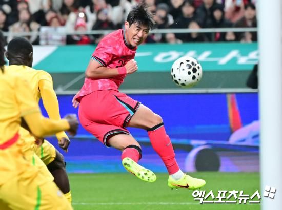 '스카이스포츠 독일'은 31일(한국시간) 권혁규가 독일 2부 팀 카를스루에로 완전이적한다고 보도했다. 권혁규는 2026 북중미 월드컵(캐나다-미국-멕시코 공동 개최) 출전을 위해 뛸 곳을 찾아 연봉 삭감까지 감수하는 선택을 했다. 엑스포츠뉴스DB