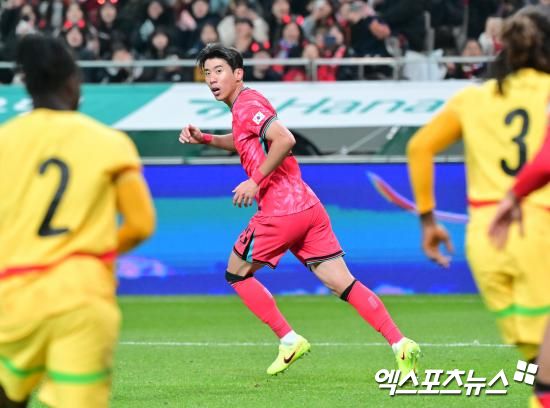 '스카이스포츠 독일'은 31일(한국시간) 권혁규가 독일 2부 팀 카를스루에로 완전이적한다고 보도했다. 권혁규는 2026 북중미 월드컵(캐나다-미국-멕시코 공동 개최) 출전을 위해 뛸 곳을 찾아 연봉 삭감까지 감수하는 선택을 했다. 엑스포츠뉴스DB