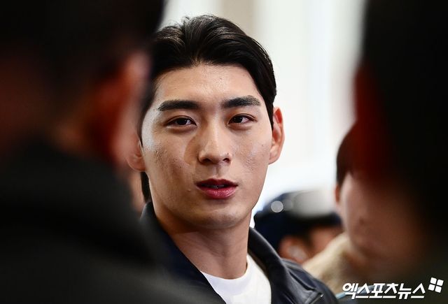 버스터 포지 샌프란시스코 자이언츠 사장이 2026시즌 이정후의 우익수 이동을 공식적으로 인정했다. 메이저리그(MLB) 공식 홈페이지 MLB닷컴은 31일 '샌프란시스코 포지 사장은 새로 영입한 중견수 해리슨 베이더를 기용하기 위해 이정후를 코너 외야로 옮길 계획이라고 밝혔다'고 했다. 샌프란시스코는 최근 외야수 베이더와 2년 2050만 달러(약 296억원) 규모 계약을 체결했다.&nbsp;베이더 영입 소식이 전해짐에 따라 이정후의 2026시즌 포지션 변경 가능성도 함께 언급했다. 그리고 이날 포지 사장이 이정후의 이름을 직접 언급하면서 수비 포지션 이동이 사실상 공식화됐다. 엑스포츠뉴스DB