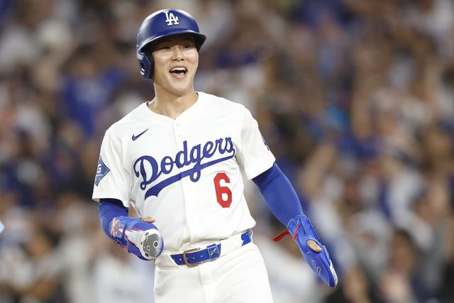 앤드류 프리드먼 LA 다저스 사장이 2026시즌 김혜성의 활용도에 관해 언급했다. 프리드먼 사장은 지난 30일(한국시간) '다저스 테리토리'와의 화상 인터뷰에서 '부상 변수가 없다면 사실상 한 자리가 있고, 그 자리를 두 선수(김혜성, 알렉스 프리랜드)가 경쟁하도록 둘 것"이라고 말했다. 연합뉴스