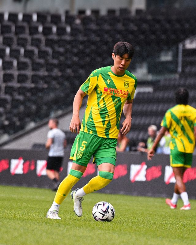 '스카이스포츠 독일'은 31일(한국시간) 권혁규가 독일 2부 팀 카를스루에로 완전이적한다고 보도했다. 권혁규는 2026 북중미 월드컵(캐나다-미국-멕시코 공동 개최) 출전을 위해 뛸 곳을 찾아 연봉 삭감까지 감수하는 선택을 했다. 낭트