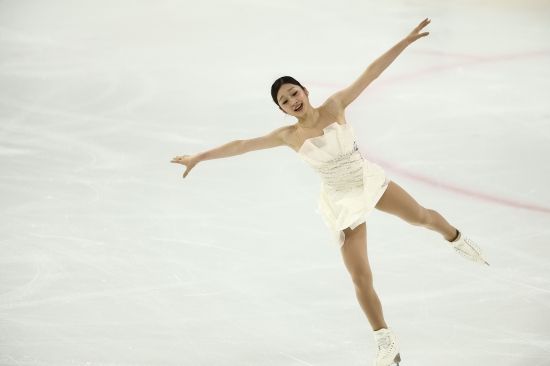 '포스트 김연아' 첫 순위로 꼽히는 신지아(세화여고)가 클린 연기로 2026 밀라노·코르티나 동계올림픽 출전을 확정지었다. 이해인(고려대)도 올림픽 출전 자격이 있는 선수들 중 전체 2위를 차지해 신지아와 함께 생애 첫 동계올림픽 무대에 나서게 됐다. 신지아는 4일 서울 양천구 목동아이스링크에서 열린 제80회 전국남녀 피겨 스케이팅 종합선수권대회 겸 국가대표 2차 선발전 여자 싱글 프리스케이팅에서 기술점수(TES) 76.04점, 예술점수(PCS) 69.42점, 합계 145.46점을 기록했다. 지난 3일 쇼트프로그램에서 클린 프로그램을 해내 74.43점을 얻어 1위에 올랐던 신지아는 프리스케이팅에서도 완벽한 연기를 펼쳐 합계 219.89점을 기록, 이번 대회 전체 1위까지 차지했다. 이번 대회는 국내대회여서 점수가 ISU 공인을 받진 않지만 220점에 근접하면서 올림픽 입상도 노릴 만한 점수가 나왔다. 한국 피겨의 내셔널 챔피언십이기도 한 종합선수권에서 세 번째 우승이다. 신지아는 2023년과 2024년 연속 우승을 차지한 뒤 지난해 김채연에게 밀려 2위로 내려앉았으나 2년 만에 다시 정상 탈환에 성공했다. 연합뉴스
