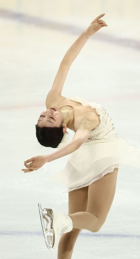 '포스트 김연아' 첫 순위로 꼽히는 신지아(세화여고)가 클린 연기로 2026 밀라노·코르티나 동계올림픽 출전을 확정지었다. 이해인(고려대)도 올림픽 출전 자격이 있는 선수들 중 전체 2위를 차지해 신지아와 함께 생애 첫 동계올림픽 무대에 나서게 됐다. 신지아는 4일 서울 양천구 목동아이스링크에서 열린 제80회 전국남녀 피겨 스케이팅 종합선수권대회 겸 국가대표 2차 선발전 여자 싱글 프리스케이팅에서 기술점수(TES) 76.04점, 예술점수(PCS) 69.42점, 합계 145.46점을 기록했다. 지난 3일 쇼트프로그램에서 클린 프로그램을 해내 74.43점을 얻어 1위에 올랐던 신지아는 프리스케이팅에서도 완벽한 연기를 펼쳐 합계 219.89점을 기록, 이번 대회 전체 1위까지 차지했다. 이번 대회는 국내대회여서 점수가 ISU 공인을 받진 않지만 220점에 근접하면서 올림픽 입상도 노릴 만한 점수가 나왔다. 한국 피겨의 내셔널 챔피언십이기도 한 종합선수권에서 세 번째 우승이다. 신지아는 2023년과 2024년 연속 우승을 차지한 뒤 지난해 김채연에게 밀려 2위로 내려앉았으나 2년 만에 다시 정상 탈환에 성공했다. 연합뉴스
