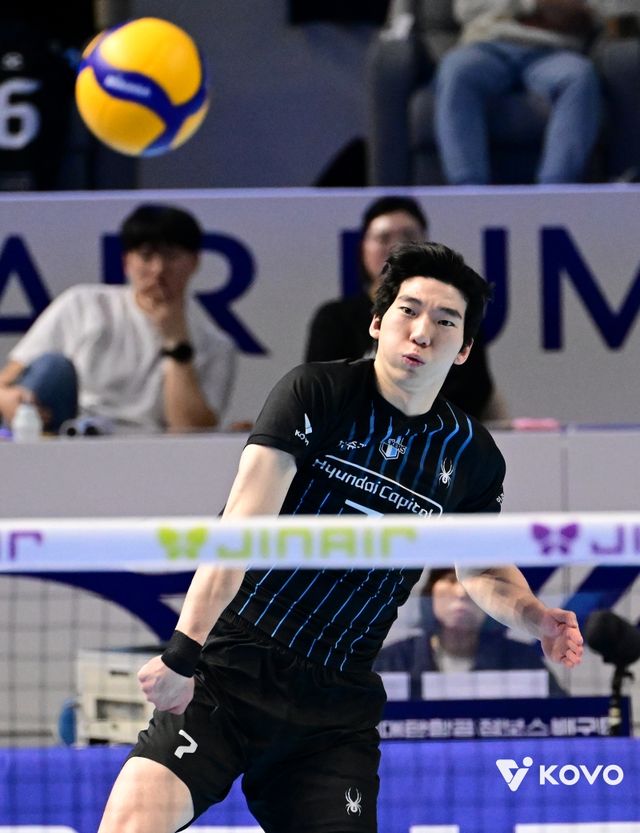 4일 오후 인천 계양체육관에서 열린 2025-2026 V-리그 남자부 4라운드 대한항공과 현대캐피탈의 경기, 현대캐피탈 허수봉이 서브를 시도하고 있다. KOVO