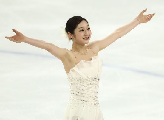 '포스트 김연아' 첫 순위로 꼽히는 신지아(세화여고)가 클린 연기로 2026 밀라노·코르티나 동계올림픽 출전을 확정지었다. 이해인(고려대)도 올림픽 출전 자격이 있는 선수들 중 전체 2위를 차지해 신지아와 함께 생애 첫 동계올림픽 무대에 나서게 됐다. 신지아는 4일 서울 양천구 목동아이스링크에서 열린 제80회 전국남녀 피겨 스케이팅 종합선수권대회 겸 국가대표 2차 선발전 여자 싱글 프리스케이팅에서 기술점수(TES) 76.04점, 예술점수(PCS) 69.42점, 합계 145.46점을 기록했다. 지난 3일 쇼트프로그램에서 클린 프로그램을 해내 74.43점을 얻어 1위에 올랐던 신지아는 프리스케이팅에서도 완벽한 연기를 펼쳐 합계 219.89점을 기록, 이번 대회 전체 1위까지 차지했다. 이번 대회는 국내대회여서 점수가 ISU 공인을 받진 않지만 220점에 근접하면서 올림픽 입상도 노릴 만한 점수가 나왔다. 한국 피겨의 내셔널 챔피언십이기도 한 종합선수권에서 세 번째 우승이다. 신지아는 2023년과 2024년 연속 우승을 차지한 뒤 지난해 김채연에게 밀려 2위로 내려앉았으나 2년 만에 다시 정상 탈환에 성공했다. 연합뉴스