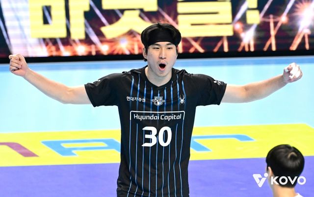 4일 오후 인천 계양체육관에서 열린 2025-2026 V-리그 남자부 4라운드 대한항공과 현대캐피탈의 경기, 현대캐피탈 신호진이 기뻐하고 있다. KOVO