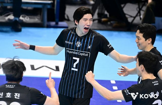 4일 오후 인천 계양체육관에서 열린 2025-2026 V-리그 남자부 4라운드 대한항공과 현대캐피탈의 경기, 현대캐피탈 허수봉이 동료들과 기쁨을 나누고 있다. KOVO