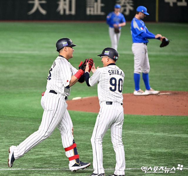 16일 오후 일본 도쿄돔에서 열린 2023 월드베이스볼클래식(WBC) 이탈리아와 일본의 8강전 경기, 3회말 2사 1,2루 일본 오카모토가 스리런 홈런을 날린 후 그라운드를 돌고 있다. 엑스포츠뉴스 DB