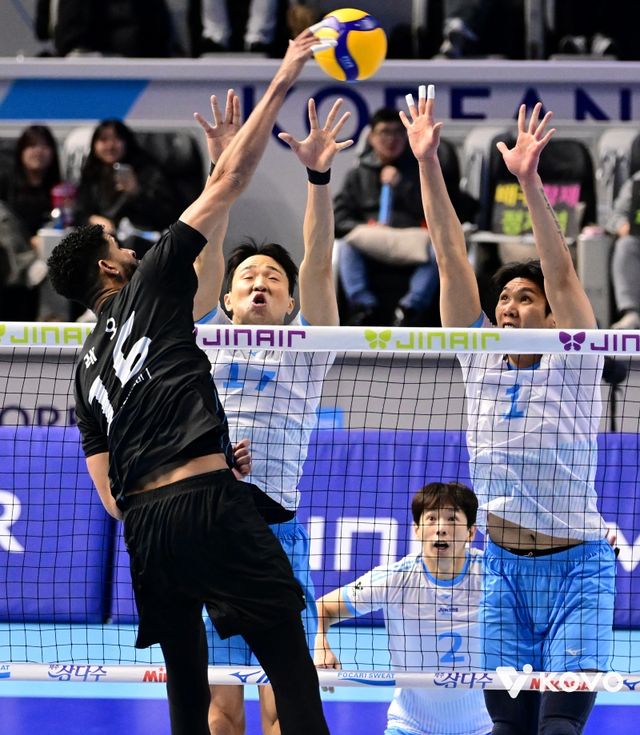 4일 오후 인천 계양체육관에서 열린 2025-2026 V-리그 남자부 4라운드 대한항공과 현대캐피탈의 경기, 현대캐피탈 레오가 공격을 시도하고 있다. KOVO