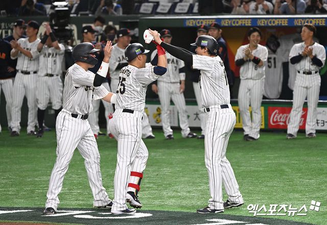 16일 오후 일본 도쿄돔에서 열린 2023 월드베이스볼클래식(WBC) 이탈리아와 일본의 8강전 경기, 3회말 2사 1,2루 일본 오카모토가 스리런 홈런을 날린 후 하이파이브를 하고 있다. 엑스포츠뉴스 DB