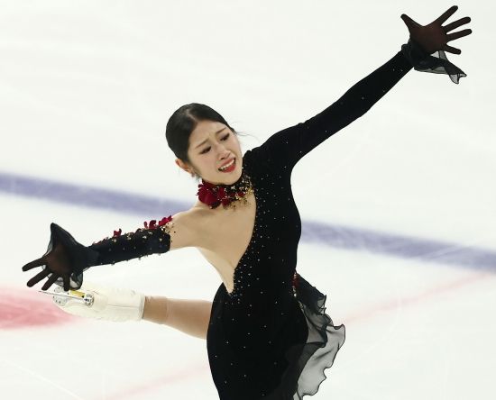 이해인은 4일 서울 양천구 목동아이스링크에서 열린 제80회 전국남녀 피겨 스케이팅 종합선수권대회 겸 국가대표 2차 선발전 여자 싱글 프리스케이팅에서 기술점수(TES) 63.75점, 예술점수(PCS) 65.87점, 합계 129.62점을 기록했다. 지난 3일 쇼트프로그램 66.38점을 기록하면서 합계 196.00점으로 종합 5위에 올랐다. 오는 2월 밀라노·코르티나 동계올림픽에 출전 가능한 연령대 선수 중엔 2위를 차지해 생애 첫 올림픽에 나서게 됐다. 이날 프리스케이팅 전까지 3위였으나 뒤집기에 성공했다. 연합뉴스