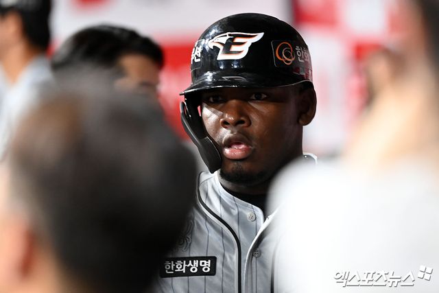 미국이 베네수엘라를 공격하면서 베네수엘라 국적의 KBO리그 외국인 선수들 신변 걱정의 목소리가 커지는 가운데 지금까지는 무사한 것으로 알려졌다. 롯데의 교타자 빅터 레이예스는 미국에서 휴가를 보내고 있으며 LG 우완 투수 요니 치리노스는 수도 카라카스에서 먼 곳에 체류 중이다. 한화 윌켈 에르난데스, 요나단 페라자, 그리고 해럴드 카스트로도 무사한 것으로 알려졌다. 엑스포츠뉴스DB