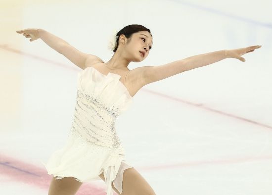 '포스트 김연아' 첫 순위로 꼽히는 신지아(세화여고)가 클린 연기로 2026 밀라노·코르티나 동계올림픽 출전을 확정지었다. 이해인(고려대)도 올림픽 출전 자격이 있는 선수들 중 전체 2위를 차지해 신지아와 함께 생애 첫 동계올림픽 무대에 나서게 됐다. 신지아는 4일 서울 양천구 목동아이스링크에서 열린 제80회 전국남녀 피겨 스케이팅 종합선수권대회 겸 국가대표 2차 선발전 여자 싱글 프리스케이팅에서 기술점수(TES) 76.04점, 예술점수(PCS) 69.42점, 합계 145.46점을 기록했다. 지난 3일 쇼트프로그램에서 클린 프로그램을 해내 74.43점을 얻어 1위에 올랐던 신지아는 프리스케이팅에서도 완벽한 연기를 펼쳐 합계 219.89점을 기록, 이번 대회 전체 1위까지 차지했다. 이번 대회는 국내대회여서 점수가 ISU 공인을 받진 않지만 220점에 근접하면서 올림픽 입상도 노릴 만한 점수가 나왔다. 한국 피겨의 내셔널 챔피언십이기도 한 종합선수권에서 세 번째 우승이다. 신지아는 2023년과 2024년 연속 우승을 차지한 뒤 지난해 김채연에게 밀려 2위로 내려앉았으나 2년 만에 다시 정상 탈환에 성공했다. 연합뉴스