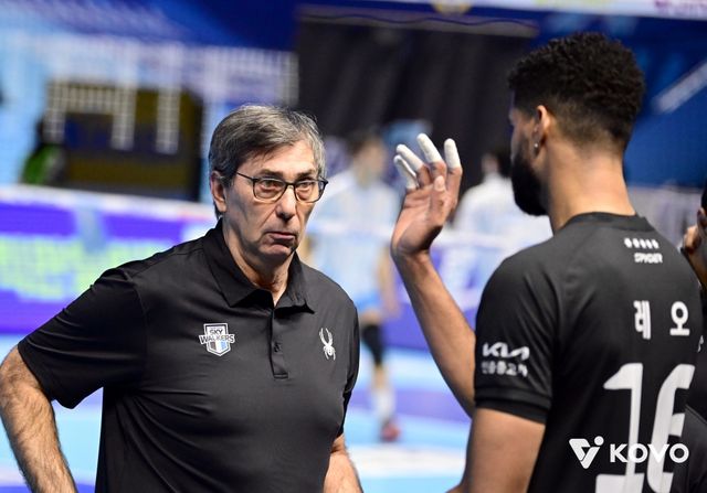 4일 오후 인천 계양체육관에서 열린 2025-2026 V-리그 남자부 4라운드 대한항공과 현대캐피탈의 경기, 블랑 현대캐피탈 감독이 레오를 바라보고 있다. KOVO