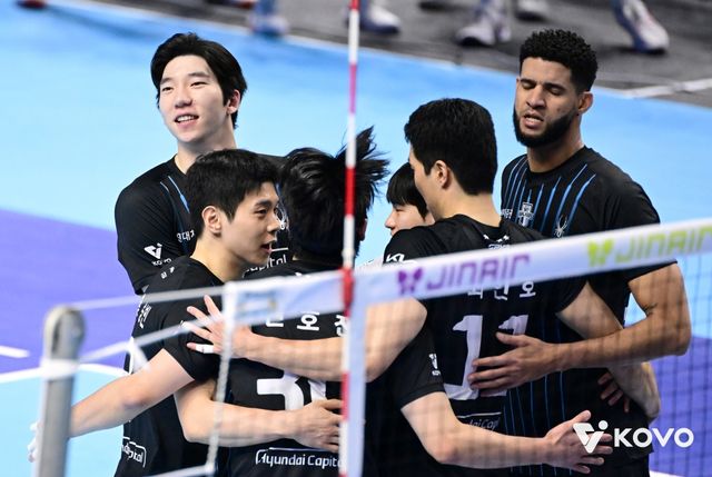 4일 오후 인천 계양체육관에서 열린 2025-2026 V-리그 남자부 4라운드 대한항공과 현대캐피탈의 경기, 현대캐피탈 선수들이 득점 후 기뻐하고 있다. KOVO