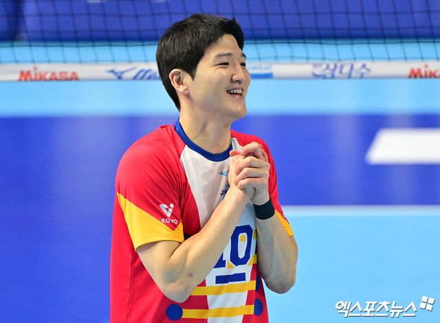 다행인 건 임재영의 수술이 성공적으로 끝났다는 점이다. 대한항공이 포스트시즌에 진출한다면 임재영이 경기를 소화할 수 있을 것이라는 게 사령탑의 생각이다. 헤난 달 조토 대한항공 감독은 4일 인천 계양체육관에서 진행된 현대캐피탈과의 4라운드 홈경기를 앞두고 "그래도 좋은 소식"이라며 "수술 이후 재활 기간이 길 것이라고 생각했다. 원래는 5~6개월을 예상해서 시즌 아웃이었는데, 예상보다 빠른 시일 내에 복귀할 수 있을 것 같다"고 밝혔다. 이어 "상처가 아무는 데 시간이 필요하고 재활에도 시간이 필요하다"면서도 "2개월에서 2개월 반 내로는 돌아올 수 있을 것 같다. 시즌 말이나 포스트시즌 때는 복귀할 수 있을 것 같다"고 덧붙였다. 엑스포츠뉴스 DB