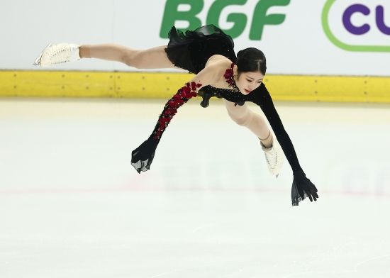 이해인은 4일 서울 양천구 목동아이스링크에서 열린 제80회 전국남녀 피겨 스케이팅 종합선수권대회 겸 국가대표 2차 선발전 여자 싱글 프리스케이팅에서 기술점수(TES) 63.75점, 예술점수(PCS) 65.87점, 합계 129.62점을 기록했다. 지난 3일 쇼트프로그램 66.38점을 기록하면서 합계 196.00점으로 종합 5위에 올랐다. 오는 2월 밀라노·코르티나 동계올림픽에 출전 가능한 연령대 선수 중엔 2위를 차지해 생애 첫 올림픽에 나서게 됐다. 이날 프리스케이팅 전까지 3위였으나 뒤집기에 성공했다. 연합뉴스