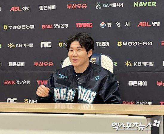 NC 다이노스 박민우가 5일 오후 창원 마산야구센터 올림픽기념관 공연장에서 구단 신년회 행사를 앞두고 취재진을 만나 인터뷰에 응하고 있다. 창원, 김유민 기자