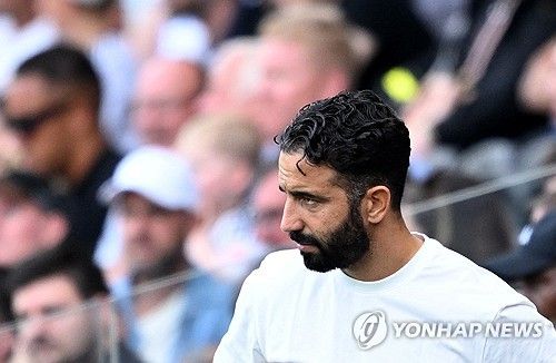 맨체스터 유나이티드는 5일(한국시간) 구단 공식 홈페이지를 통해 후벵 아모림 감독과 결별했음을 발표했다. 지난 2024년 11월 맨유 지휘봉을 잡은 아모림 감독은 재임 기간 동안 선수 영입에만 2억 5000만 파운드(약 4870억원)를 지출했지만 63경기에서 단 24승만을 거두며 1971년 이후 맨유 사령탑 역대 최저 승률을 기록했다. 이번 시즌에도 프리미어리그 6위에 자리해 좀처럼 반등의 기미가 보이지 않자 맨유는 계약 기간과 잔여 일정이 남아 있음에도 아모림 감독과 결별하기로 결정했다. 연합뉴스