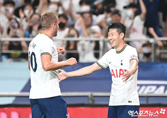 토트넘 홋스퍼 팬들과 한국 축구 팬들이 그토록 바라던 손-케 듀오의 재회는 사실상 불가능해졌다. 케인의 계약에는 오는 1월 말 만료되는 5700만 파운드(약 1108억원) 규모의 바이아웃 조항이 포함돼 있다. 이 때문에 현지에서는 토트넘을 포함한 프리미어리그 구단들이 올여름 케인의 복귀를 추진할 수 있다는 루머가 끊이지 않았다. 하지만 케인은 최근 팬 행사에서 이러한 소문을 일축했다. 엑스포츠뉴스DB
