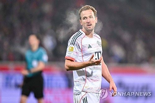 토트넘 홋스퍼 팬들과 한국 축구 팬들이 그토록 바라던 손-케 듀오의 재회는 사실상 불가능해졌다. 케인의 계약에는 오는 1월 말 만료되는 5700만 파운드(약 1108억원) 규모의 바이아웃 조항이 포함돼 있다. 이 때문에 현지에서는 토트넘을 포함한 프리미어리그 구단들이 올여름 케인의 복귀를 추진할 수 있다는 루머가 끊이지 않았다. 하지만 케인은 최근 팬 행사에서 이러한 소문을 일축했다. 연합뉴스