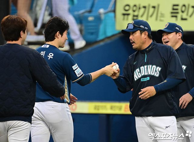 지난 10월 6일 오후 대구삼성라이온즈파크에서 열린 '2025 신한 SOL Bank KBO 포스트시즌' NC 다이노스와 삼성 라이온즈의 와일드카드 1차전 경기, NC가 선발투수 구창모의 7이닝 1실점 호투에 힘입어 4:1의 스코어로 승리했다. 경기 종료 후 NC 박민우가 이호준 감독에게 승리 기념구를 전달하고 있다. 엑스포츠뉴스 DB