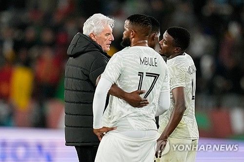 남아공은 5일(한국시간) 모로코 라바트에 있는 알 메디나 스타디움에서 열린 카메룬과의 2025 아프리카축구연맹(CAF) 네이션스컵 16강에서 1-2로 패해 탈락했다.&nbsp; 남아공은 1996년 자국 대회 우승 이후 30년 만에 왕좌에 도전했지만, 5회 우승국 카메룬에 덜미를 잡혔다.&nbsp;연합뉴스