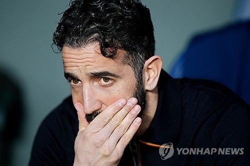 맨체스터 유나이티드는 5일(한국시간) 구단 공식 홈페이지를 통해 후벵 아모림 감독과 결별했음을 발표했다. 지난 2024년 11월 맨유 지휘봉을 잡은 아모림 감독은 재임 기간 동안 선수 영입에만 2억 5000만 파운드(약 4870억원)를 지출했지만 63경기에서 단 24승만을 거두며 1971년 이후 맨유 사령탑 역대 최저 승률을 기록했다. 이번 시즌에도 프리미어리그 6위에 자리해 좀처럼 반등의 기미가 보이지 않자 맨유는 계약 기간과 잔여 일정이 남아 있음에도 아모림 감독과 결별하기로 결정했다. 연합뉴스