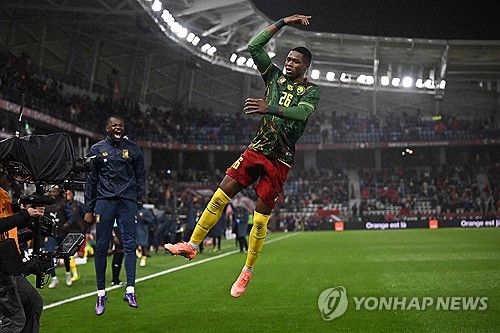 남아공은 5일(한국시간) 모로코 라바트에 있는 알 메디나 스타디움에서 열린 카메룬과의 2025 아프리카축구연맹(CAF) 네이션스컵 16강에서 1-2로 패해 탈락했다.&nbsp; 남아공은 1996년 자국 대회 우승 이후 30년 만에 왕좌에 도전했지만, 5회 우승국 카메룬에 덜미를 잡혔다.&nbsp;연합뉴스