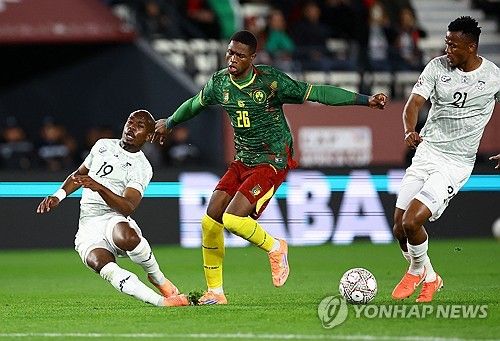 남아공은 5일(한국시간) 모로코 라바트에 있는 알 메디나 스타디움에서 열린 카메룬과의 2025 아프리카축구연맹(CAF) 네이션스컵 16강에서 1-2로 패해 탈락했다.&nbsp; 남아공은 1996년 자국 대회 우승 이후 30년 만에 왕좌에 도전했지만, 5회 우승국 카메룬에 덜미를 잡혔다.&nbsp;연합뉴스
