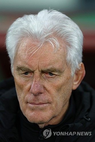 남아공은 5일(한국시간) 모로코 라바트에 있는 알 메디나 스타디움에서 열린 카메룬과의 2025 아프리카축구연맹(CAF) 네이션스컵 16강에서 1-2로 패해 탈락했다.&nbsp; 남아공은 1996년 자국 대회 우승 이후 30년 만에 왕좌에 도전했지만, 5회 우승국 카메룬에 덜미를 잡혔다.&nbsp;연합뉴스