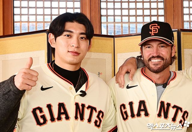 미국 메이저리그 샌프란시스코 자이언츠의 이정후(왼쪽)가 6일 서울 종로구 클래식고택 디토에서 열린 소속팀 샌프란시스코 방한 행사에 참석했다. 사진 박지영 기자