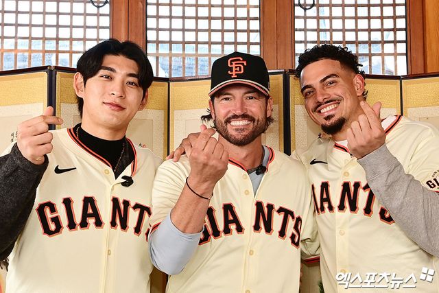 이정후(왼쪽)가 6일 서울 종로구 클래식고택 디토에서 열린 소속팀 샌프란시스코 방한 행사에 토니 비텔로 감독, 팀 동료 윌리 아다메스와 함께 참석했다. 사진 박지영 기자