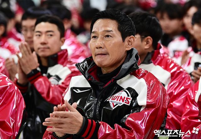  6일 오후 서울 송파구 잠실야구장에서 열린 '2026 LG 트윈스 시무식'에 참석한 LG 염경엽 감독이 박수를 치고 있다. 잠실, 박지영 기자