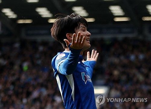 한때 레알 마드리드와 연결되기도 했던 한국 축구의 재능 양민혁이 포츠머스 임대를 조기에 마치고 잉글랜드 챔피언십(2부리그) 선두 코번트리 시티로 임대됐다. 원 소속팀인 토트넘 홋스퍼가 포츠머스 측에 양민혁의 임대 조기 종료를 요구한 것이 알려지면서 측면 자원 운용에 어려움을 겪고 있는 토트넘이 양민혁을 기용하려는 게 아니냐는 추측이 일었으나, 양민혁이 곧바로 코번트리로 임대되면서 그의 프리미어리그 데뷔도 미뤄지게 됐다. 사진 연합뉴스